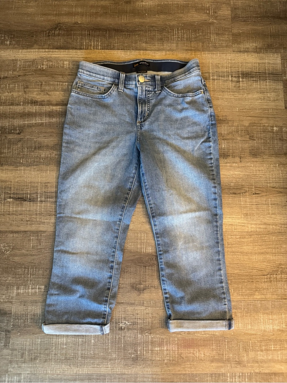 Lee Regular Fit Mid Rise Flex Motion Jean Capri